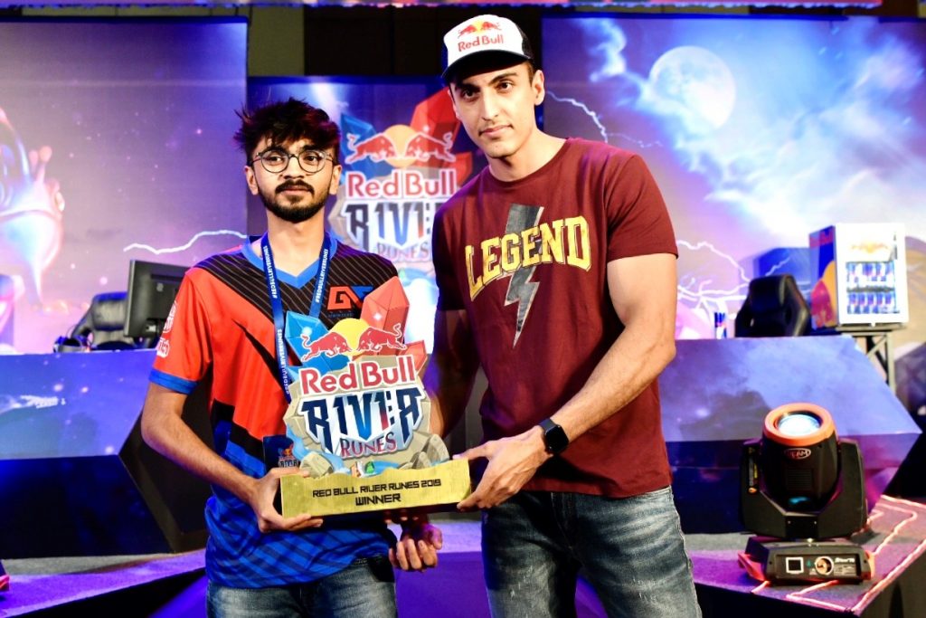 Sahil MiCrO Viradia gets the River Runes 2019 trophy from Ankit V3nom Panth